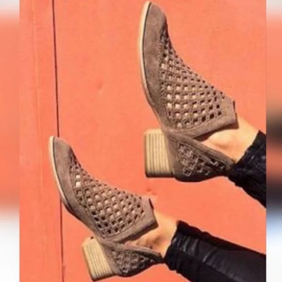 JEFFREY CAMPBELL Taggart Ankle Booties Taupe Suede Size 7.5 Excellent Condition - Picture 11 of 13